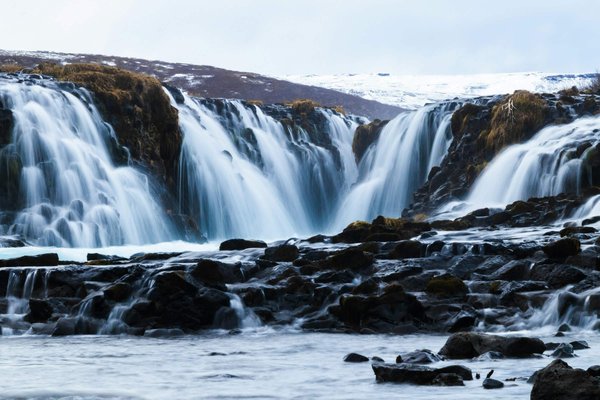 Peut-on louer une maison en Islande avec des excursions pour observer les cascades et les geysers?