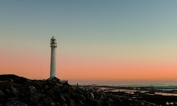 Quels conseils pour louer une maison de vacances en Bretagne avec des excursions pour observer les phares?